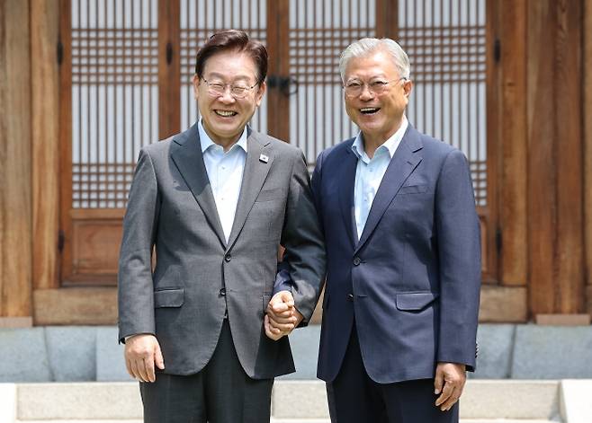 활짝 웃는 李대통령·文 전 대통령 - 이재명 대통령과 문재인 전 대통령이 1일 청와대 상춘재에서 오찬에 앞서 손을 잡고 웃으며 기념촬영을 하고 있다. 2시간가량 이어진 회동에서 이 대통령과 문 전 대통령은 민주 진영 단합과 국민 통합 등에 한목소리를 냈다. 뉴스1