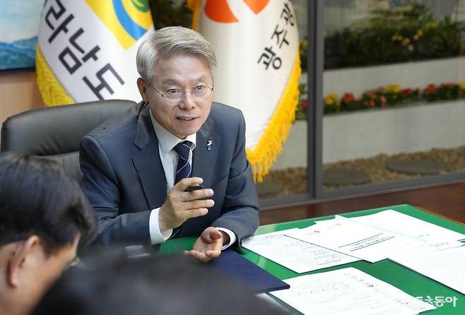 민형배 전남광주통합특별시장이 제1호 정책 조례로 ‘전남광주통합특별시 글로벌 반도체 전략투자 지원에 관한 조례’를 제정했다. 사진제공=전남광주통합특별시