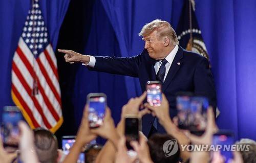 지지자들 앞에서 제스처를 취하는 트럼프 대통령 [연합뉴스 자료사진]