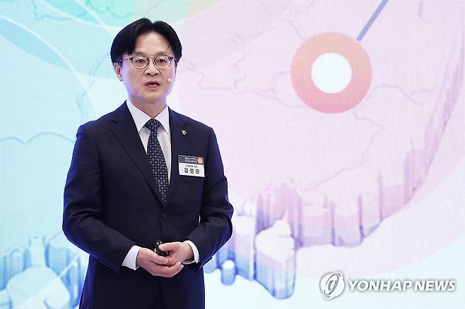정책발표하는 김정관 장관 (서울=연합뉴스) 한상균 기자 = 김정관 산업통상부 장관이 29일 청와대에서 이재명 대통령 주재로 열린 3대 메가프로젝트 국민보고회에서 정책을 발표하고 있다. 2026.6.29 [청와대통신사진기자단] xyz@yna.co.kr