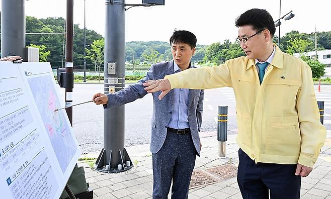 의정부 민락∼고산 연결도로 건설 사업 점검 (의정부=연합뉴스) 김원기 경기 의정부시장이 지난 1일 민락∼고산 연결도로 개설 예정지를 찾아 추진 상황을 점검하고 있다. 2026.7.2 [의정부시 제공. 재판매 및 DB 금지]