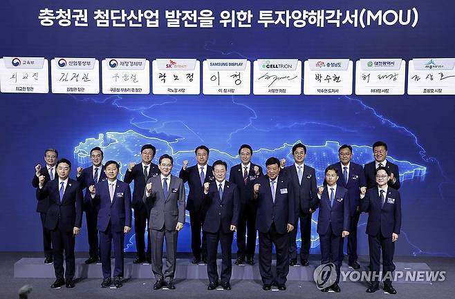 기념촬영하는 이재명 대통령과 참석자들 (아산=연합뉴스) 김도훈 기자 = 이재명 대통령이 2일 충남 아산시에서 열린 충청권 첨단산업 발전비전 국민보고회에서 참석자들과 기념촬영을 하고 있다.
    앞줄 왼쪽부터 강훈식 비서실장, 구윤철 부총리 겸 재정경제부 장관, 이재용 삼성전자 회장, 이재명 대통령, 서정진 셀트리온 회장, 곽노정 SK하이닉스 대표, 김정관 산업부 장관.
    뒷줄 왼쪽부터 김용범 정책실장, 박홍근 기획처 장관, 최교진 교육부 장관, 이청 삼성디스플레이 대표, 박수현 충남지사, 허태정 대전시장, 조상호 세종시장, 신용한 충북지사. 2026.7.2 [청와대통신사진기자단] superdoo82@yna.co.kr