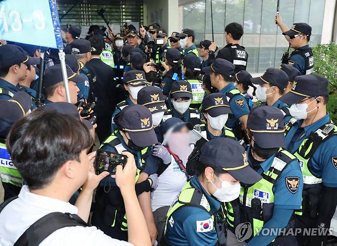 경찰, 잠실개표소 봉쇄 시위대 강제 이동 조치 (서울=연합뉴스) 이동해 기자 = 경찰이 2일 국회 6·3 지방선거 투표용지 부족 사태 국정조사특별위원회의 개표소 현장검증을 위해 서울 송파구 올림픽공원 핸드볼경기장 입구를 막은 시위대를 강제 이동 조치하고 있다. 2026.7.2 eastsea@yna.co.kr