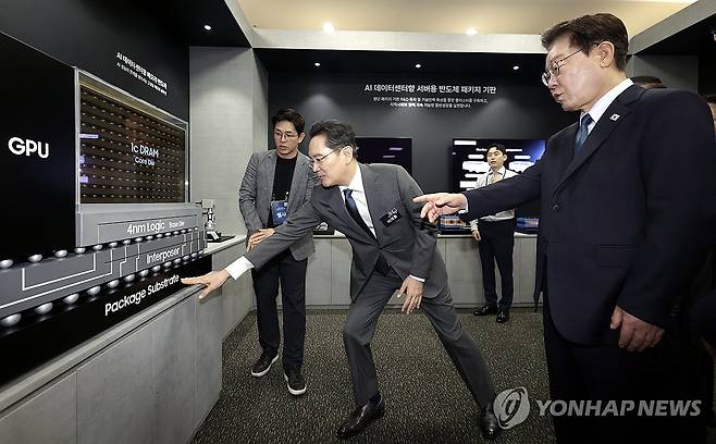이재용 삼성전자 회장 설명 듣는 이재명 대통령 (아산=연합뉴스) 김도훈 기자 = 이재명 대통령이 2일 충남 아산시에서 열린 충청권 첨단산업 발전비전 국민보고회에서 이재용 삼성전자 회장의 설명을 들으며 반도체 관련 전시물을 살펴보고 있다. 2026.7.2 [청와대통신사진기자단] superdoo82@yna.co.kr