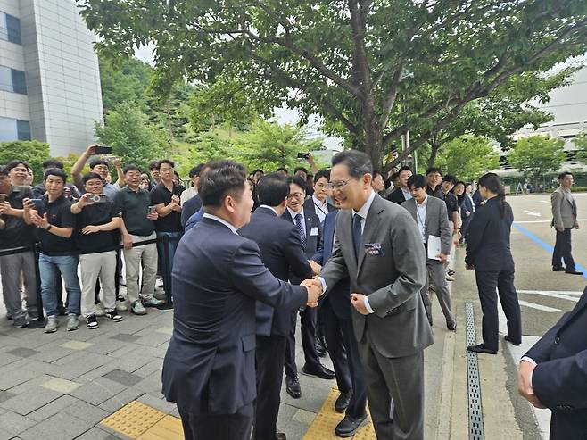 이재용 삼성 회장과 악수하는 오세현 시장(왼쪽) [아산시 제공. 재판매 및 DB 금지]
