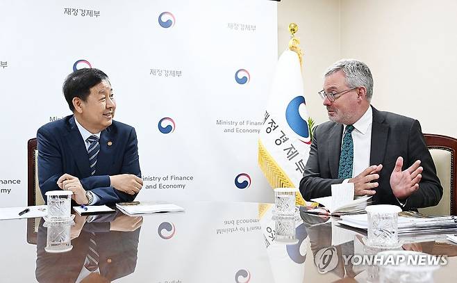 구윤철 부총리, OECD 방한단 면담 (서울=연합뉴스) 구윤철 부총리 겸 재정경제부 장관 지난 1일 서울 종로구 서울청사에서 경제협력개발기구(OECD) 방한단과 면담하고 있다. 2026.7.2 [재정경제부 제공. 재판매 및 DB 금지] photo@yna.co.kr