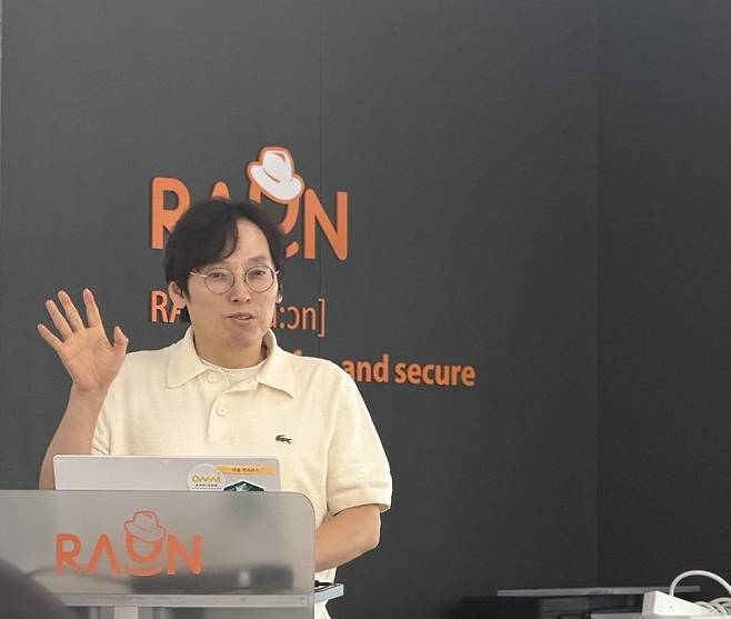 김태진 라온시큐어 최고기술책임자(CTO) 김태진 라온시큐어 최고기술책임자(CTO)가 2일 서울 여의도 본사에서 진행된 미디어 스터디에서 발표하고 있다. [권하영 촬영]