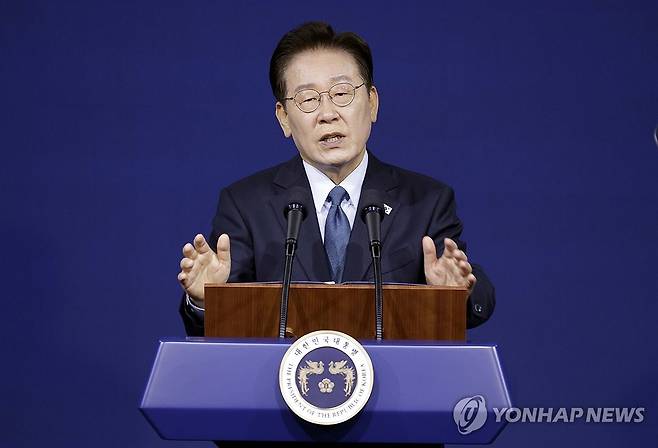 이재명 대통령, 충청권 첨단산업 발전비전 국민보고회 축사 (아산=연합뉴스) 김도훈 기자 = 이재명 대통령이 2일 충남 아산시에서 열린 충청권 첨단산업 발전비전 국민보고회에서 축사를 하고 있다. 2026.7.2 [청와대통신사진기자단] superdoo82@yna.co.kr