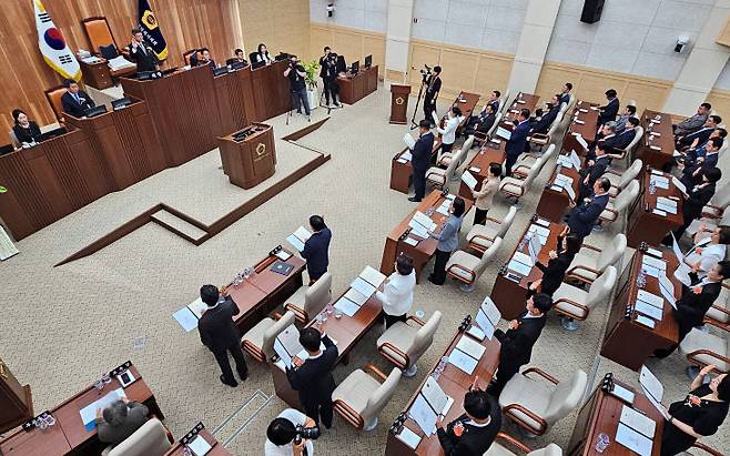 안신일 의장을 비롯한 세종시의원들이 3일 시의회 본회의장에서 의원 선서를 진행하고 있다. (사진=조선교 기자)