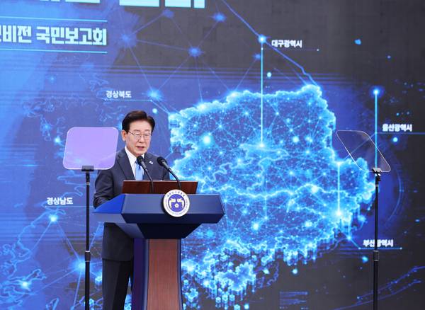 이재명 대통령이 3일 경남 진주시에서 열린 영남권 첨단산업 발전비전 국민보고회에서 축사를 하고 있다. /연합뉴스