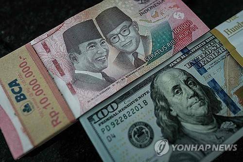 인도네시아 루피아화(왼쪽)와 미국 달러 [사진=AFP 연합뉴스]