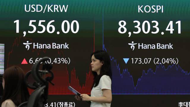 2026년 7월 1일 서울 중구 하나은행 딜링룸 전광판에 환율과 코스피 지수가 표시되어 있다. [사진=연합뉴스]