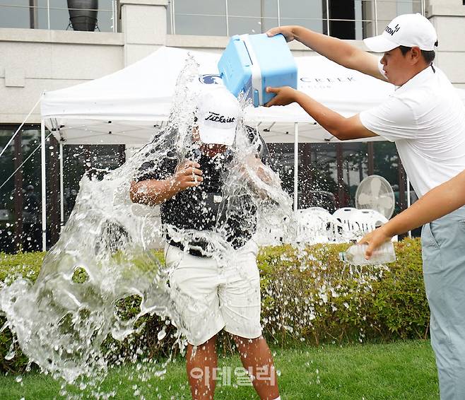 [포토]정조국,핵폭탄 축하 물세례