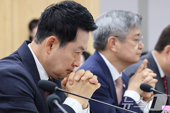 장동혁 국민의힘 대표가 29일 서울 여의도 국회 의원회관에서 열린 '올공 2030 청년들에게 주권 회복 해결책을 묻다' 국민의힘 대외협력위원회 청년주권포럼 출범식 좌담회에서 생각에 잠겨 있다. 2026.6.29 ⓒ 뉴스1 신웅수 기자