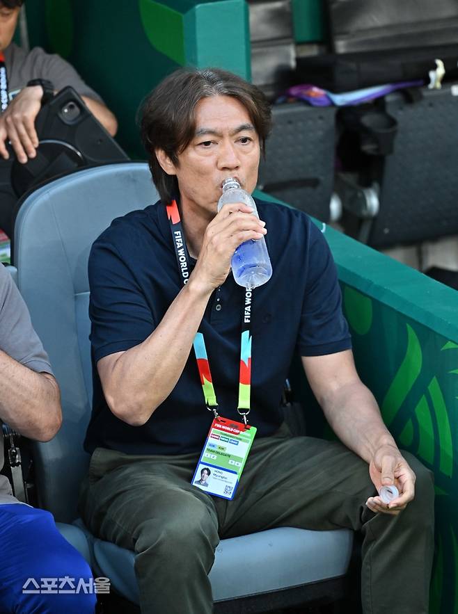 홍명보 감독이 남아프리카공화국과의 경기에 앞서 물을 마시고 있다. 2026. 6. 25. 과달루페(멕시코) | 박진업 기자 upandup@sportsseoul.com