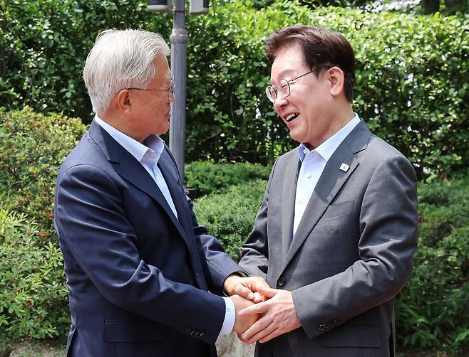 이재명 대통령이 1일 오찬 회동을 위해 청와대를 방문한 문재인 전 대통령과 인사를 나누고 있다. 연합뉴스