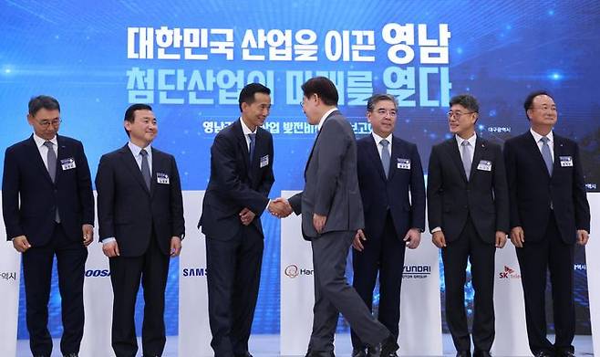 이재명 대통령이 6월 3일 경남 진주에서 열린 영남권 첨단산업 육성을 위한 투자양해각서 체결식에서 김동관 한화그룹 부회장과 악수하고 있다.ⓒ뉴시스