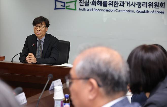 송상교 진실·화해를 위한 과거사정리위원회 위원장이 3일 오전 서울 중구 퇴계로 진실·화해를 위한 과거사정리위원회에서 제1차 위원회를 주재하고 있다. 지난달 말 상임·비상임위원 10명의 임명이 완료된 이후 처음 열린 회의다. 류우종 선임기자 wjryu@hani.co.kr