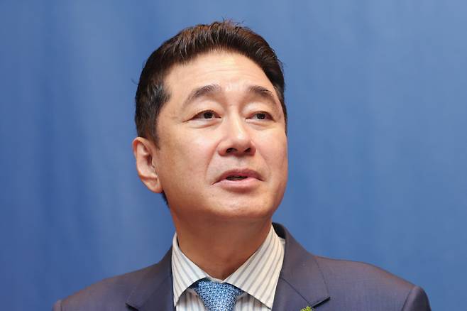 <yonhap photo-4244="">이호진 한국배구연맹 신임 총재가 3일 서울 용산구 그랜드 하얏트 서울에서 열린 한국배구연맹 총재 이·취임식 기자회견에서 취임 소감을 밝히고 있다. 사진=연합뉴스</yonhap>