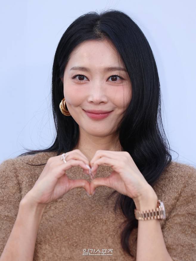 배우 오윤아가 22일 오후 서울 종로구 광화문광장에서 열린 미스지 콜렉션 2026 S/S 패션쇼 포토월 행사에 참석해 포토타임을 갖고 있다. 서병수 기자 qudtn@edaily.co.kr /2025.09.22/