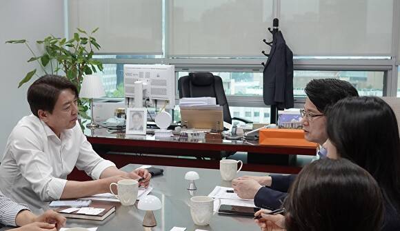 부승찬 의원(왼쪽)이 지난 2일 국토교통부 철도국장으로부터 신분당선 요금 합리화 연구용역 중간보고를 받고 있다. [사진=부승찬 의원실]