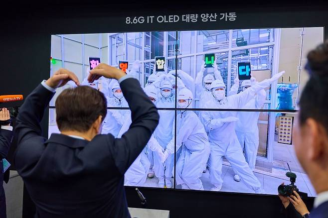 이재명 대통령이 2일 충남 아산 삼성디스플레이에서 열린 충청권 첨단산업 발전 국민보고회에 앞서 화상을 통해 생산라인 엔지니어들을 격려하고 있다. 이 대통령은 이날 축사에서 “이재용 회장님의 결단이 대한민국 첨단산업의 새로운 도약을 선도할 것이라고 확신한다”고 말했다. [사진 청와대]