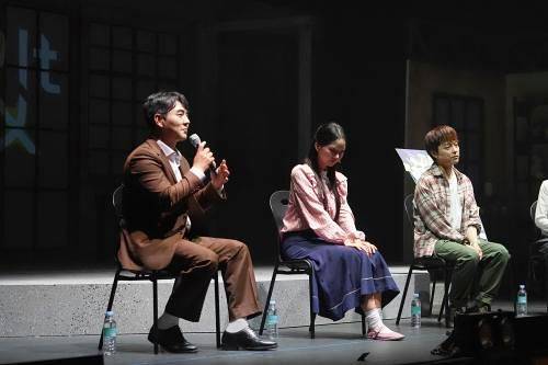 이응규 감독이 공연 후 관객과 대화하고 있다. [사진 ㈜이지뮤지컬컴퍼니]