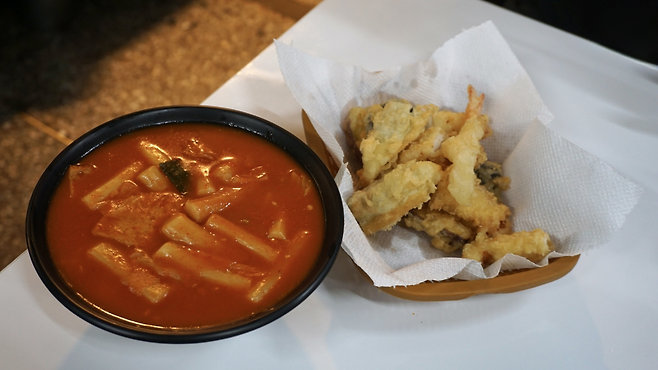 Tteokbokki and fried snacks from Twigim Ajeossi at Eunma Apartment Complex in Seoul (Cha Min-jung/The Korea Herald)