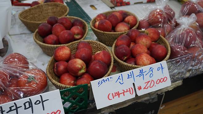 Korean Shinbi peaches are sold at Eunma Apartment Complex in Seoul. (Cha Min-jung/The Korea Herald)