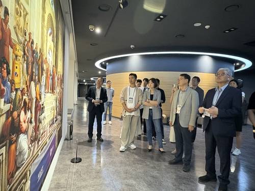 라파엘로 아테네 학당을 AI 버전으로 재구성한 작품을 감상 중인  AIB 11기 수료생 [출처 : 카이스트]