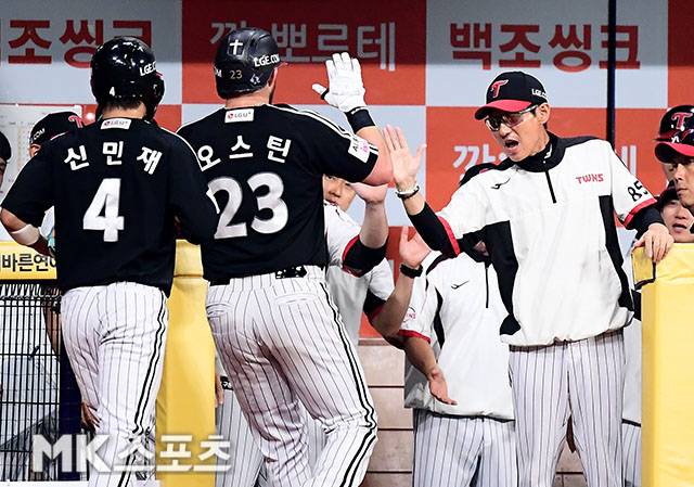1일 오후 서울 고척스카이돔에서 ‘2026 신한 SOL KBO 리그’ LG 트윈스와 키움 히어로즈 경기가 열렸다. 5회초 2사 2루에서 LG 오스틴이 키움 선발 알칸타라를 상대로 또 다시 앞서가는 시즌 25호 우월 투런홈런을 치고 염경엽 감독의 환영을 받고 있다. 사진=김영구 기자