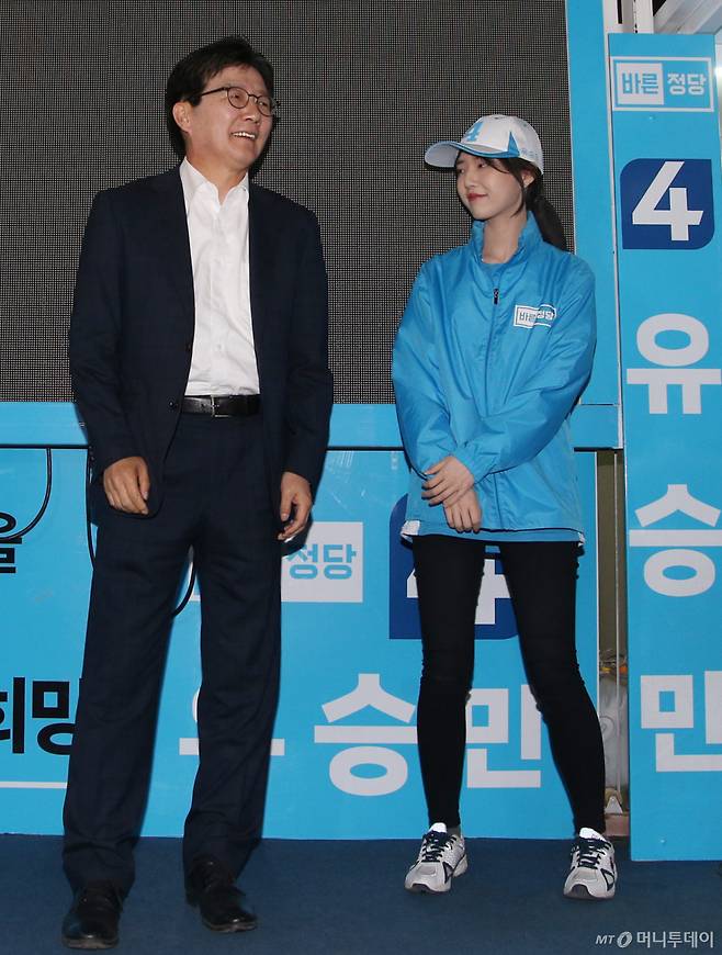 유승민 바른정당 대선후보가 26일 오후 서울 마포구 지하철 홍대입구역 앞에서 딸 유담과 함께 유세를 하고 있다. /사진=이동훈 기자 photoguy@