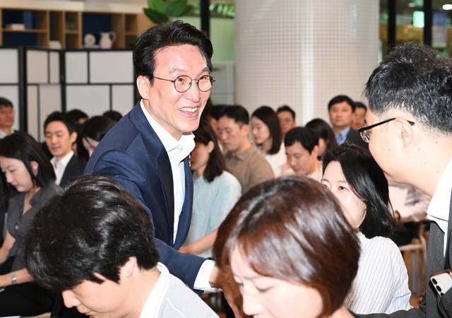 김민석 전 국무총리가 지난 22일 서울 종로구 정부서울청사 별관에서 지난 1년의 성과를 되돌아보는 출입기자 간담회에 입장해 취재진과 인사하며 자리로 향하고 있다. 김동훈기자