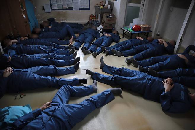4월 실시된 교정시설 현장 진단에서 수용복을 착용한 법조기자단이 수용자의 하루 일과를 직접 체험하는 모습. [법무부 제공]