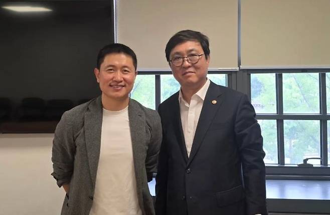[서울=뉴시스]최휘영 문체부 장관과 이영표. (사진=최휘영 문체부 장관 소셜미디어 캡처)