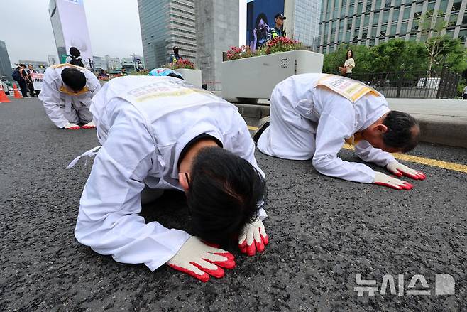 [서울=뉴시스] 이영환 기자 = 노동·시민사회단체, 마트노조 홈플러스지부 조합원 등이 지방선거 전 홈플러스 정상화 해결을 촉구하며 28일 오전 서울 종로구 광화문광장에서 청와대 방향으로 삼보일배 행진을 하고 있다. 2026.05.28. 20hwan@newsis.com