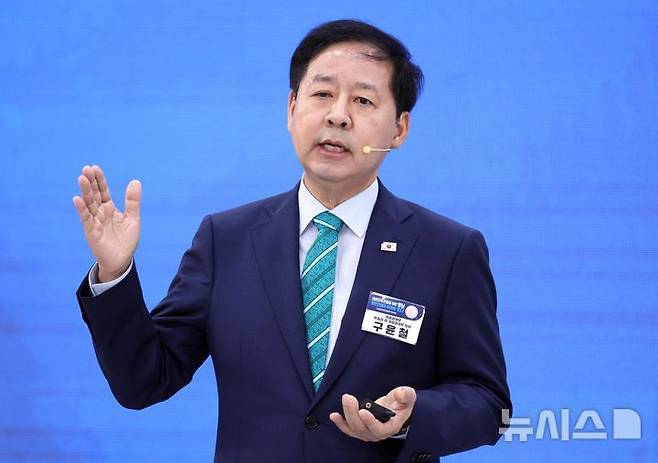 [진주=뉴시스] 조성봉 기자 = 구윤철 부총리 겸 재정경제부 장관이 3일 경남 진주에서 열린 영남권 첨단산업 발전비전 국민보고회에서 영남권 산업발전 비전을 발표하고 있다. 2026.07.03. suncho21@newsis.com