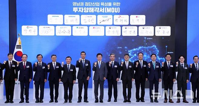 [진주=뉴시스] 조성봉 기자 = 이재명 대통령이 3일 경남 진주에서 열린 영남권 첨단산업 육성을 위한 투자양해각서 체결식에서 기념촬영 하고 있다. 2026.07.03. suncho21@newsis.com