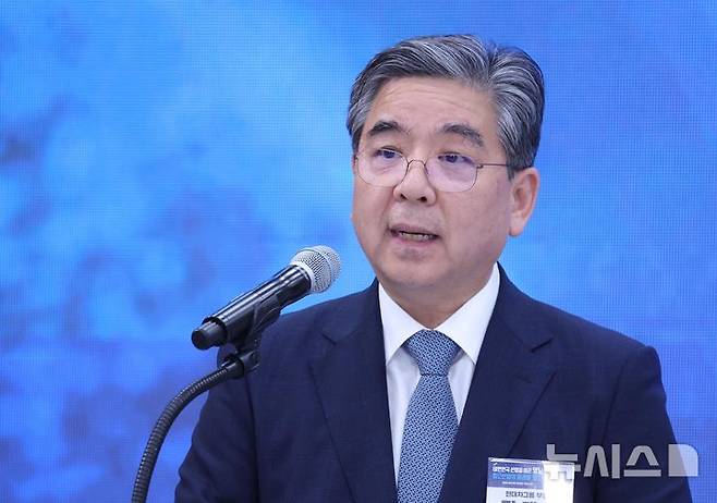 [진주=뉴시스] 조성봉 기자 = 장재훈 현대차그룹 부회장이 3일 경남 진주에서 열린 영남권 첨단산업 발전비전 국민보고회에서 투자계획을 발표하고 있다. 2026.07.03. suncho21@newsis.com