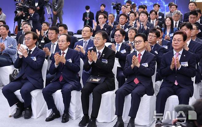 [진주=뉴시스] 조성봉 기자 = 전재수(왼쪽부터) 부산시장, 추경호 대구시장, 김상욱 울산시장, 이철우 경북지사, 박완수 경남도지사가 3일 경남 진주에서 열린 영남권 첨단산업 발전비전 국민보고회에서 박수를 치고 있다. 2026.07.03. suncho21@newsis.com