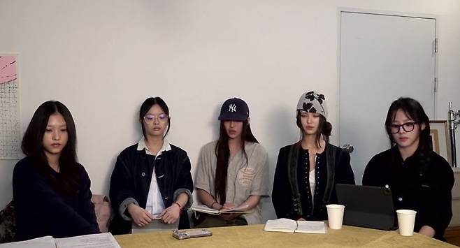 2024년 9월 11일 뉴진스는 긴급 라이브 방송을 진행했다. 이때 민희진 전 어도어 대표의 복귀를 요구했다. 유튜브 캡처
