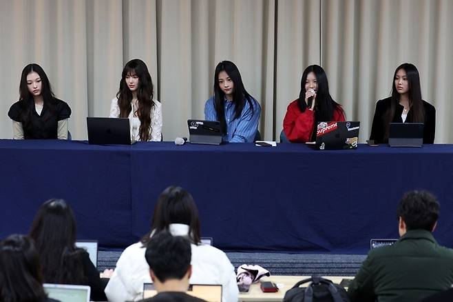 뉴진스는 2024년 11월 28일 긴급 기자회견을 열어 어도어의 귀책 사유로 전속계약을 해지한다고 발표했다. 연합뉴스
