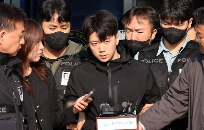 살인·살인미수 혐의를 받는 장윤기(23) 씨가 지난 5월 14일 오전 광주 서부경찰서에서 검찰로 송치되기 전 포토라인에 서고 있다. 장씨는 광주 광산구 월계동 한 보행로에서 귀가 중이던 고 이채원(16)양을 흉기로 여러 차례 찔러 살해한 혐의를 받는다. 연합뉴스