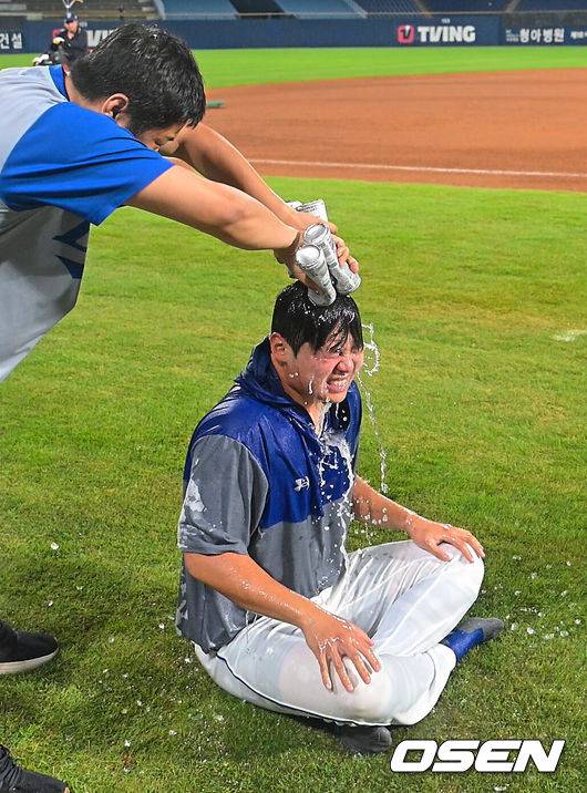 [OSEN=창원, 이석우 기자] 2일 창원NC파크에서 2026 신한 SOL KBO 리그 NC 다이노스와 삼성 라이온즈의 경기가 열렸다. 삼성 김백산이 5⅔이닝 무실점으로 데뷔 첫승을 기록했다. 삼성 김백산이 데뷔 첫승 축하 물세례를 받고 있다. 2026.07.02 / foto0307@osen.co.kr