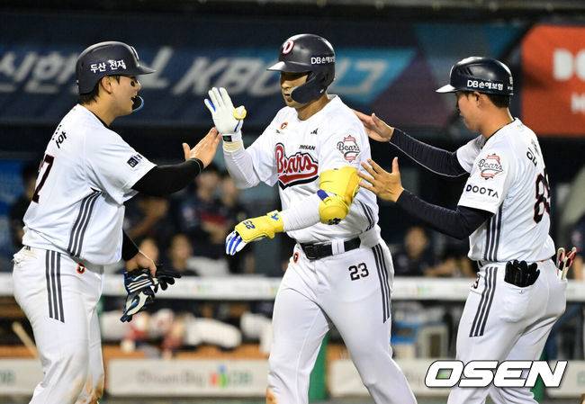 [OSEN=잠실, 지형준 기자] 2일 서울 잠실야구장에서 2026 신한 SOL KBO리그 두산 베어스와 롯데 자이언츠의 경기가 열렸다.이날 두산은 곽빈, 롯데는 나균안을 선발로 내세웠다.5회말 1사 2루에서 두산 강승호가 선제 중월 투런포를 날리며 윤준호, 임재현 코치와 기뻐하고 있다. 2026.07.02 / jpnews@osen.co.kr