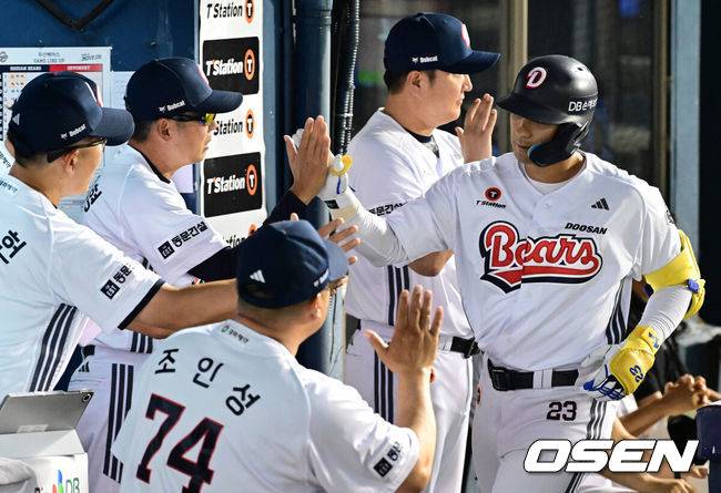 [OSEN=잠실, 지형준 기자] 2일 서울 잠실야구장에서 2026 신한 SOL KBO리그 두산 베어스와 롯데 자이언츠의 경기가 열렸다.이날 두산은 곽빈, 롯데는 나균안을 선발로 내세웠다.5회말 1사 2루에서 두산 강승호가 선제 중월 투런포를 날리며 김원형 감독과 하이파이브를 하고 있다. 2026.07.02 / jpnews@osen.co.kr