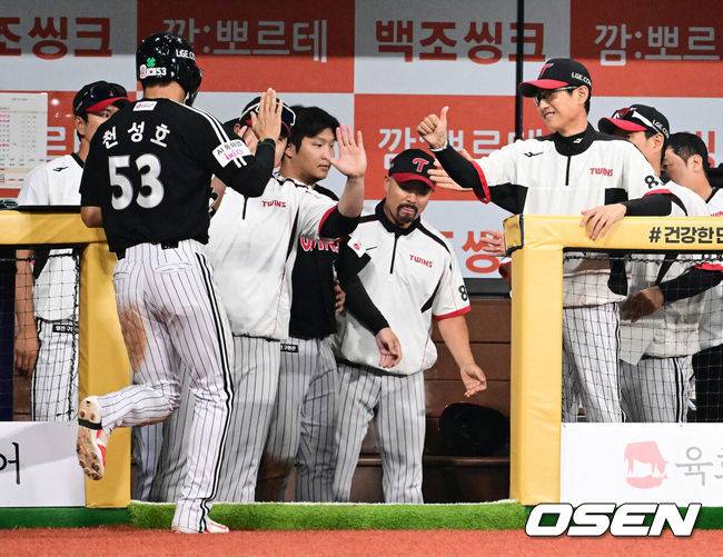 [OSEN=고척, 지형준 기자] 1일 오후 서울 고척스카이돔에서 2026 신한 SOL KBO리그 키움 히어로즈와  LG 트윈스의 경기가 열렸다.이날 키움은 알칸타라, LG는 함덕주가 선발로 나섰다.8회초 2사 2,3루에서 LG 천성호가 박동원의 2타점 적시 2루타에 득점에 성공하며 염경엽 감독과 기뻐하고 있다. 2026.07.01 / jpnews@osen.co.kr