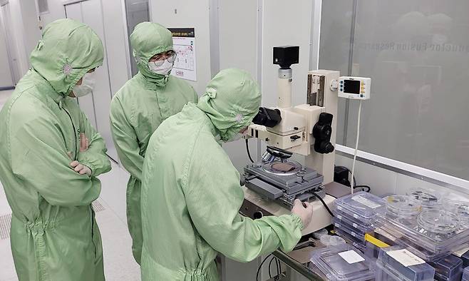 지난해 7월 ‘나노융합기술인력 양성사업’에 참가한 교육생들이 대구테크노파크에서 반도체 소자 품질관리 실습을 하고 있다. 대구시 제공
