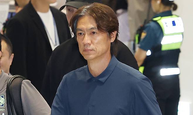2026 북중미 월드컵 32강 진출에 실패해 한국 축구 국가대표팀에서 사퇴한 홍명보 전 감독이 지난 6월 30일 인천국제공항 제2여객터미널을 통해 입국하고 있다. 연합뉴스