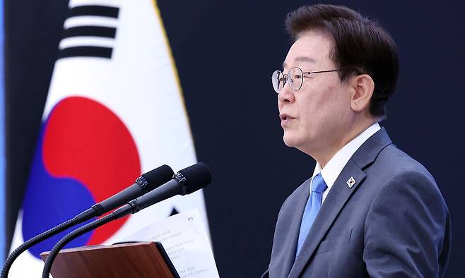 이재명 대통령이 3일 경남 진주시에서 열린 영남권 첨단산업 발전비전 국민보고회에서 축사를 하고 있다. 뉴스1